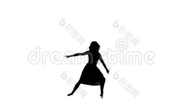 婀娜多姿的女孩，留着长发，跳着现代风格的舞蹈，跳着白色、剪影、慢动作